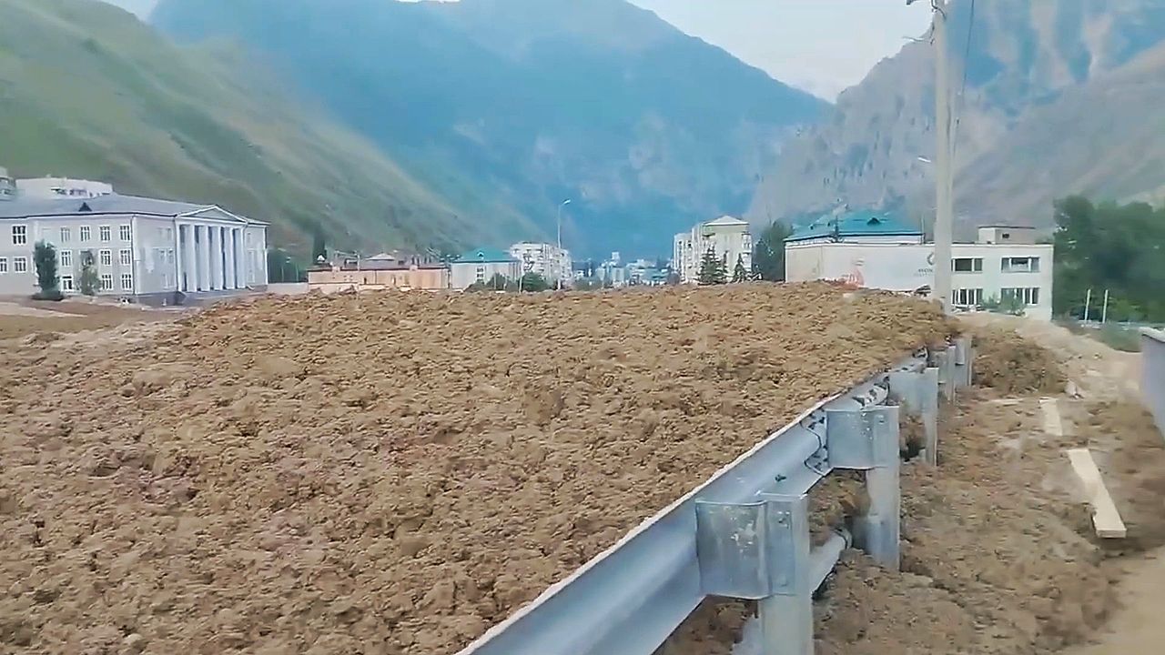 Video: Unaufhaltsame Erdmassen: Schlammlawine überrollt russische Stadt