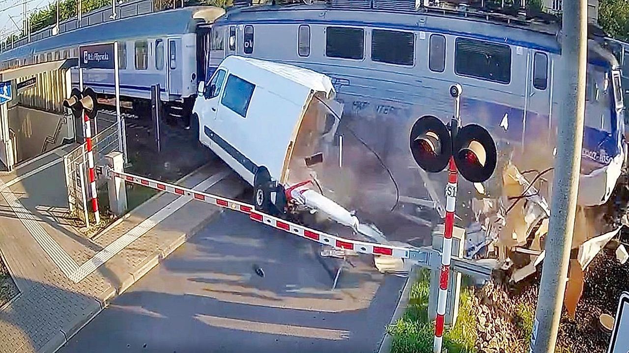 Video: Zug zerreißt Transporter: Fahrer missachten Ampel und hat gewaltiges Glück