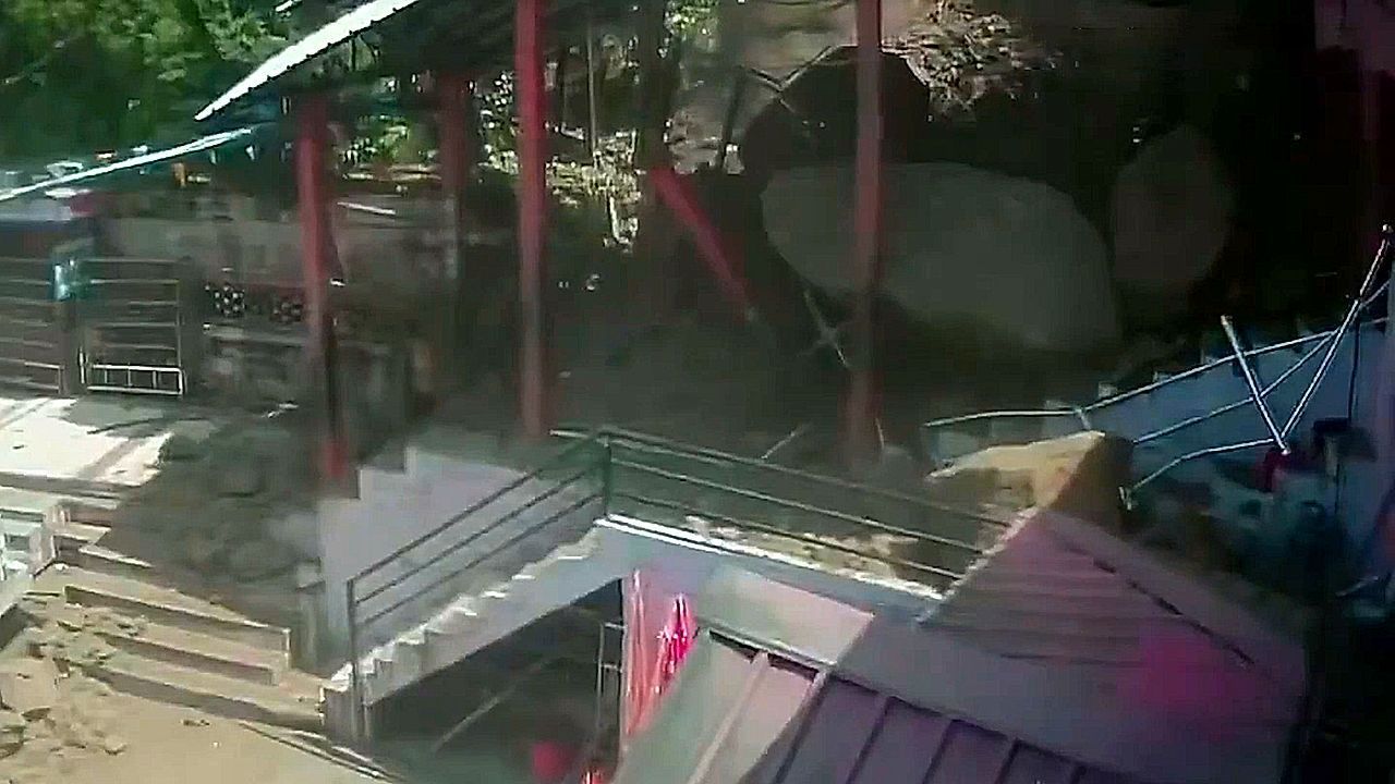Video: Pilger fliehen: Gewaltiger Erdrutsch trifft beliebten Tempel in Indien