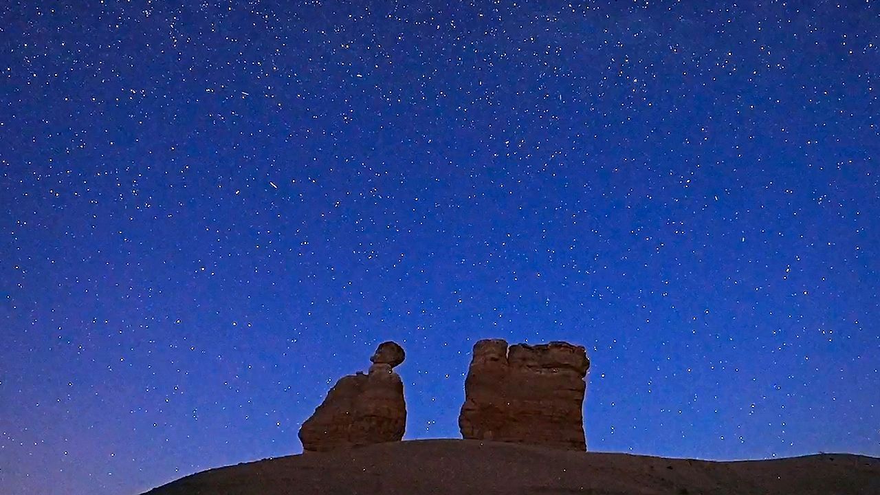 H-hepunkt-der-Perseiden-Sternschnuppenregen-erhellt-Nacht-in-der-T-rkei