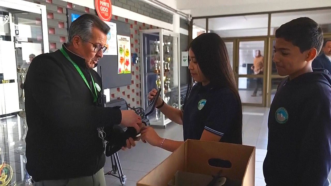 Handyfreie Schule in Santiago: Schüler entdecken reale Begegnungen neu