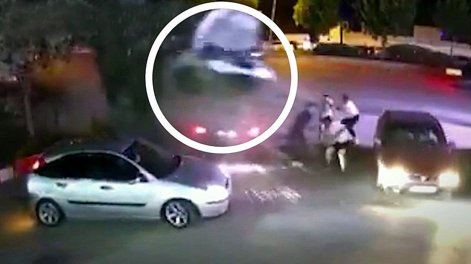 Αυτοκίνητο απογειώνεται και πέφτει σε πλυντήριο οχημάτων (VID)