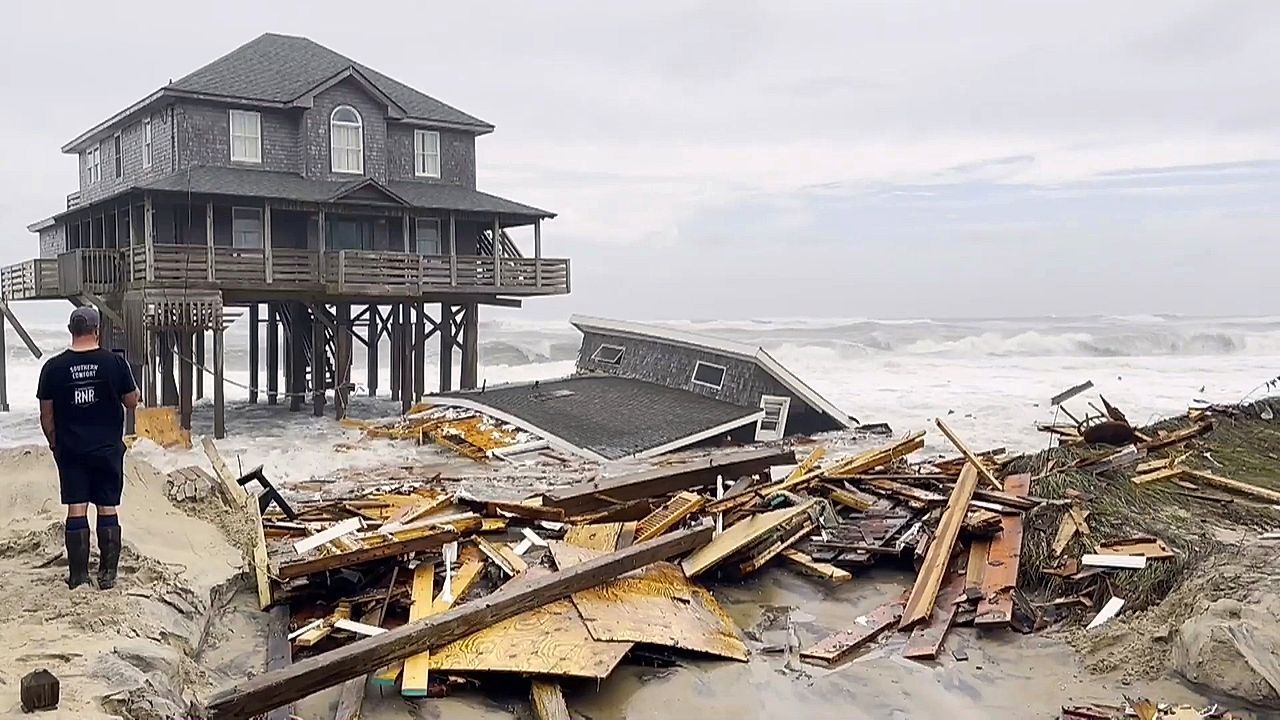 Video: Strandhäuser stürzen ein: Hurrikane wüten vor Küste in North Carolina
