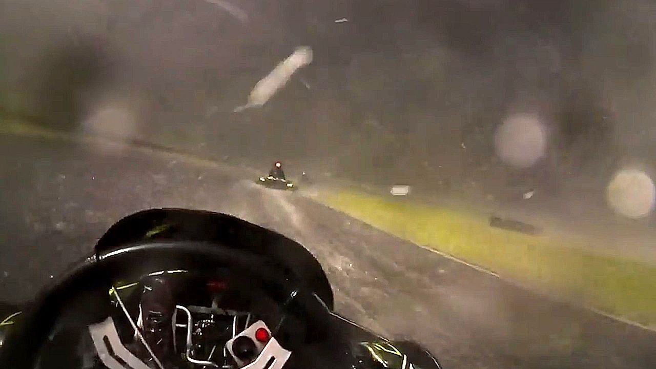 Spektakuläres Rennen: Go-Karts rasen durch Blitz und Donner
