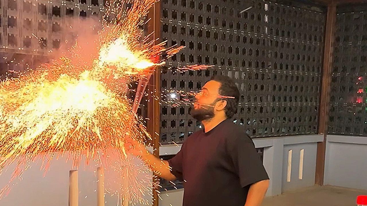 Zündende Idee: Mann will Feuerwerksrakete mit der Hand starten – das hat Folgen