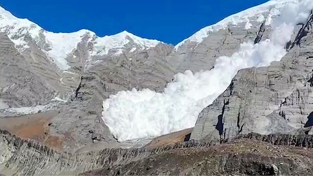 Video: Lawine rast auf Touristen zu: Schneemassen überrollen Basislager in Nepal