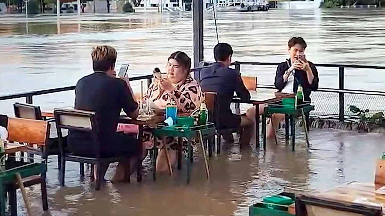 Video: Flooded Thai restaurant becomes a viral dining spot