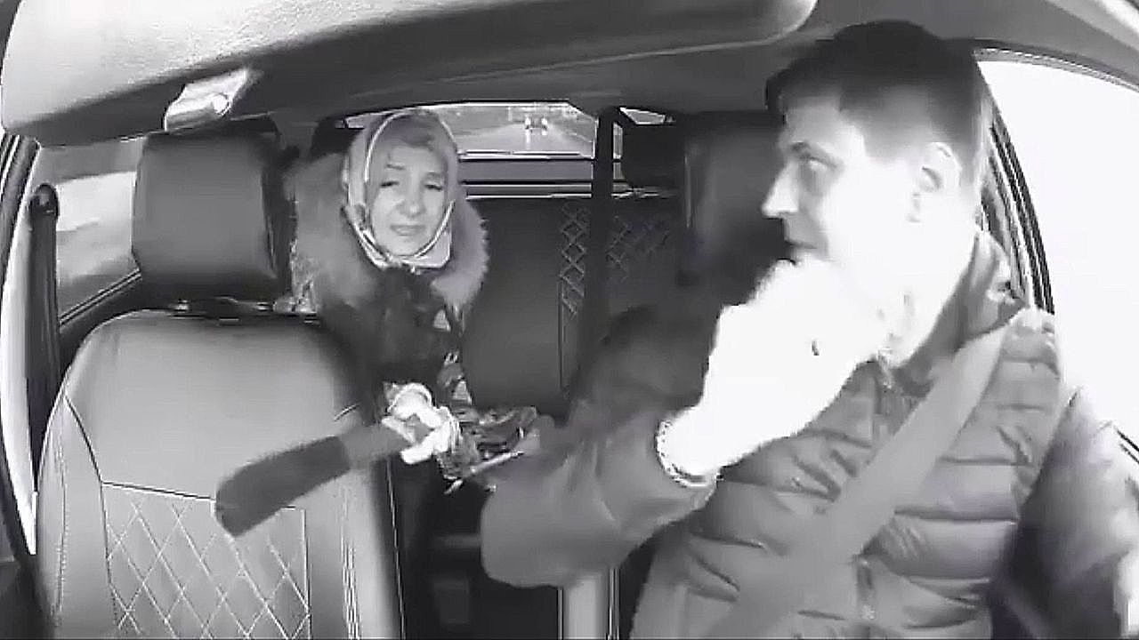 Streit-um-Musik-Frau-zieht-Machete-im-Taxi