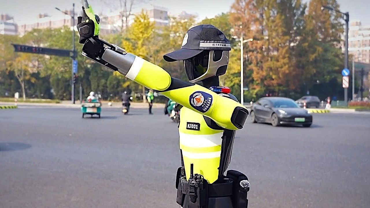 Real-life 'RoboCop' goes on duty directing traffic in eastern China
