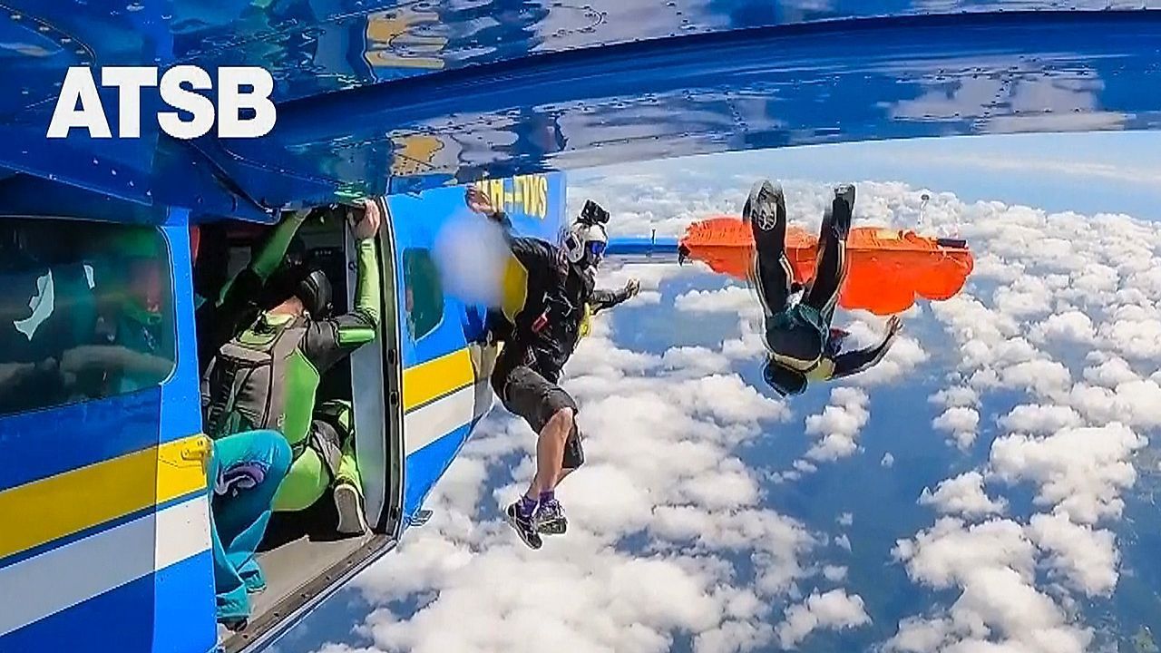 Video: An Flugzeug verheddert: Fallschirmspringer erlebt Schockmomente