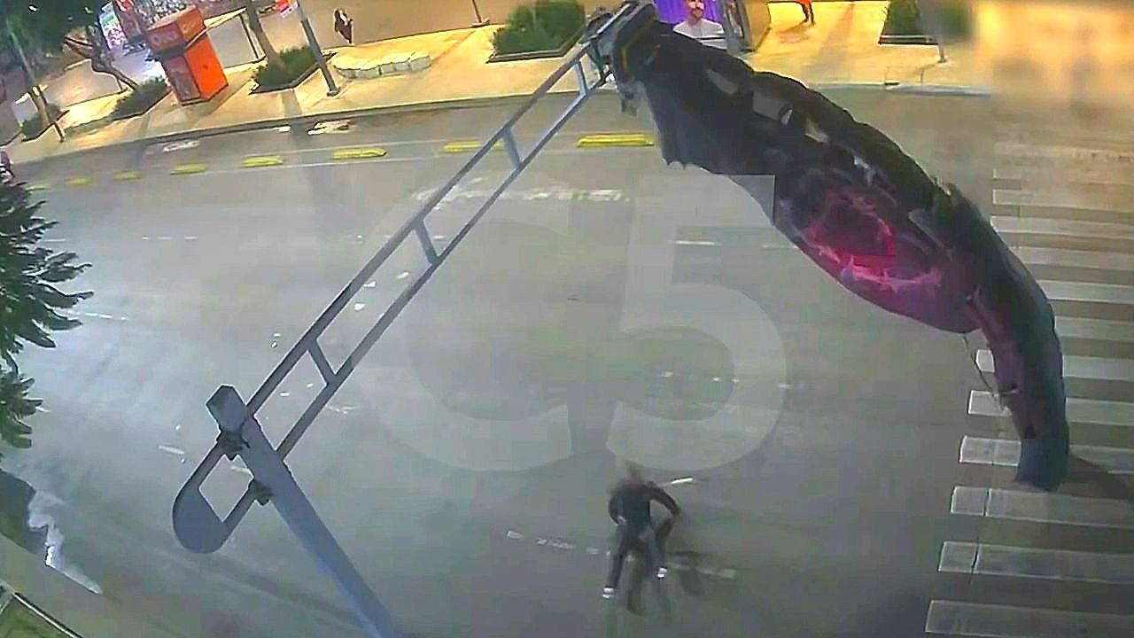 H-ngepartie-Fallschirmspringer-verf-ngt-sich-an-Ampel