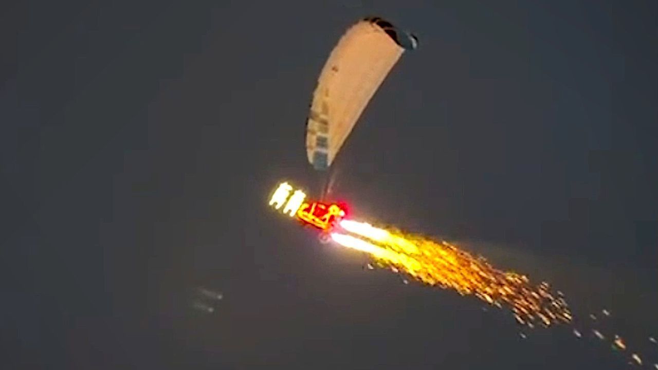 Video: Feuriger Ritt am Himmel: Fliegender Weihnachtsmann sorgt für Überraschung