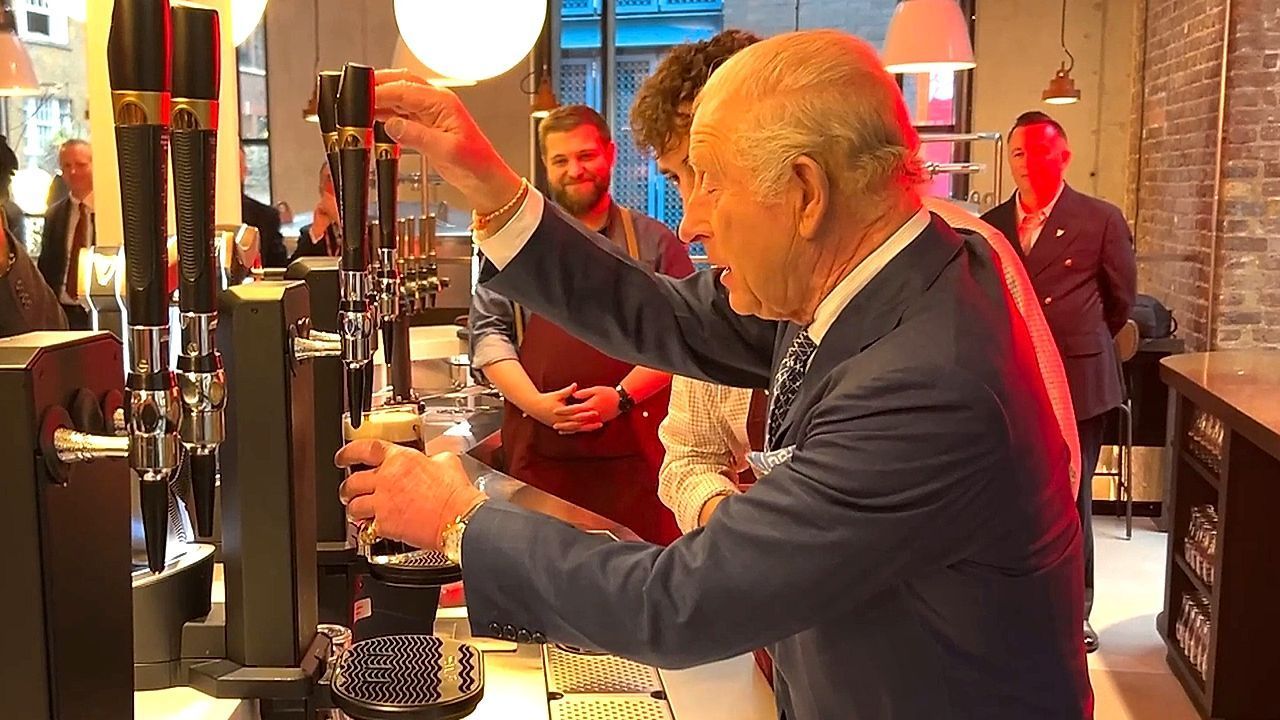 Video: Royal hinter der Theke: König Charles zapft das „perfekte“ Guinness