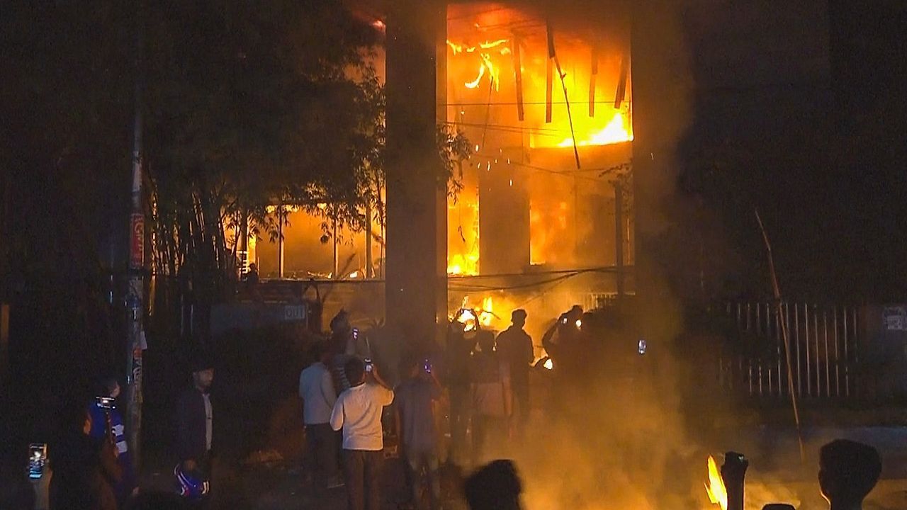 Video: Feuer in Verlagsgebäuden gelegt: Unruhen erschüttern Bangladesch