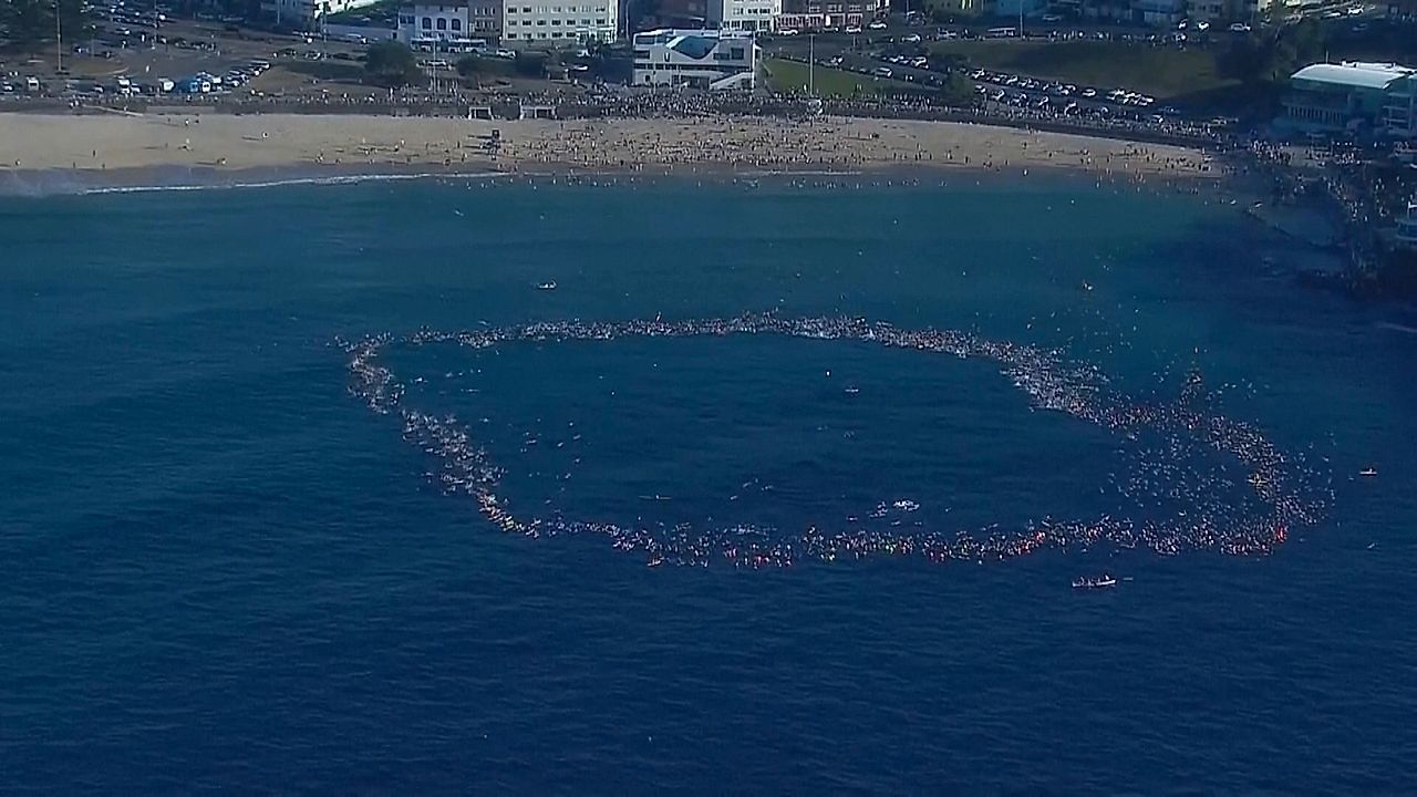 Video: Paddle-Out am Bondi Beach: Tausende gedenken Chanukka-Anschlagsopfern