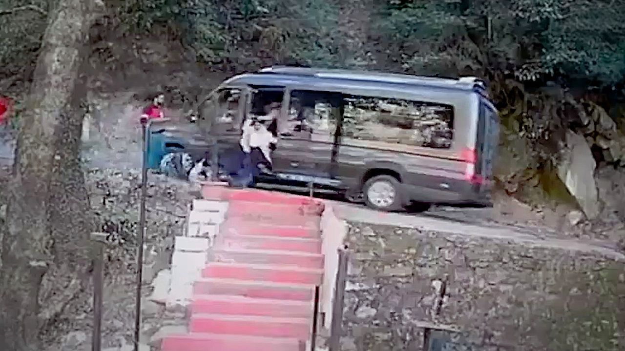 Video: Passagiere sprangen aus Fahrzeug: Bus rollt rückwärts auf Abhang zu