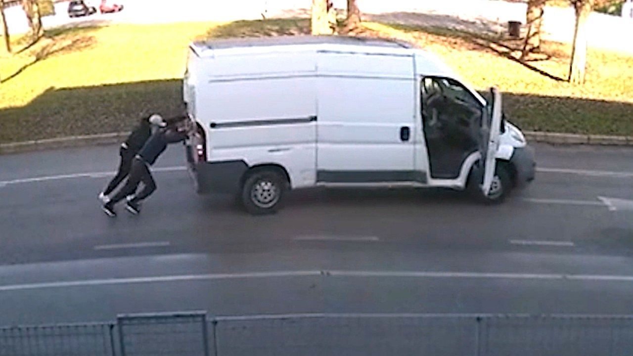 Video: Getaway van dies mid-heist, forcing thieves to push their escape