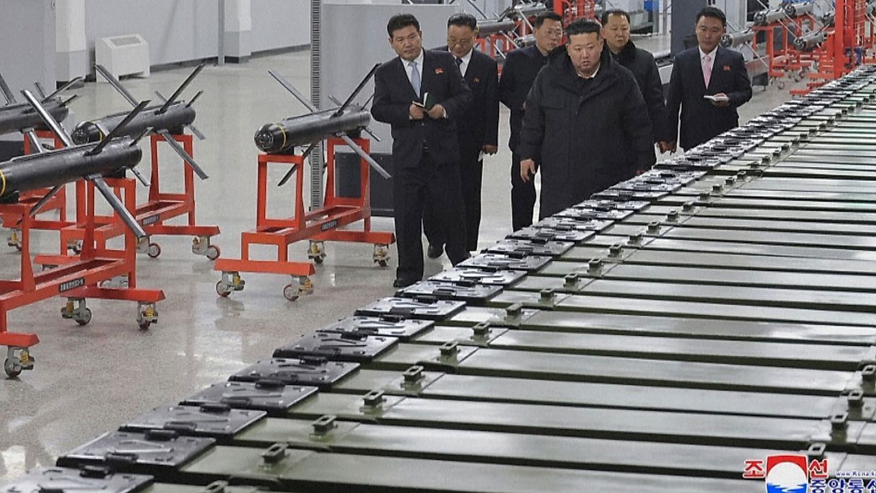 Video: Nordkoreas Rüstungsaktivitäten: Kim Jong Un fordert Ausweitung der Waffenproduktion