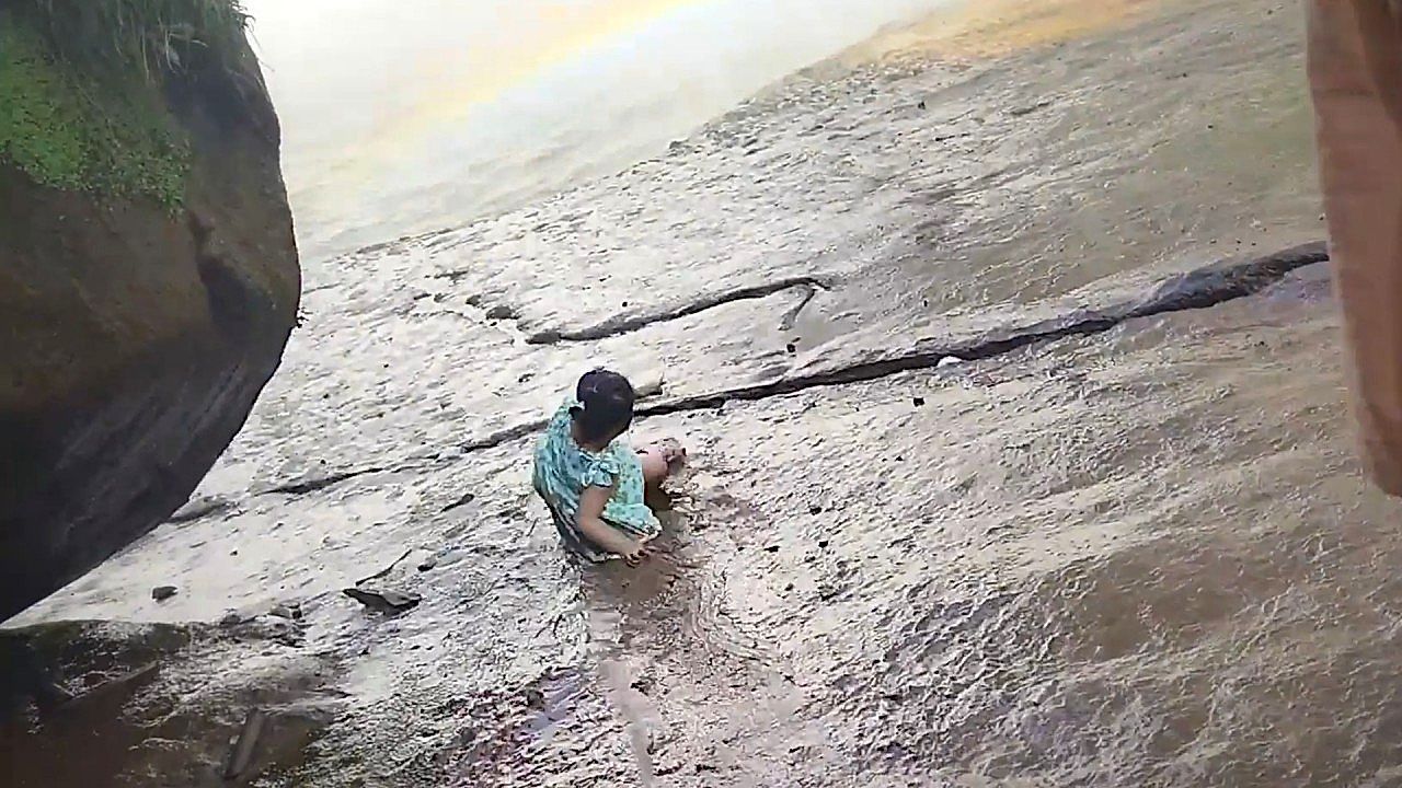 Video: Dramatische Momente am Wasserfall: Kind verliert Halt – Vater greift ein