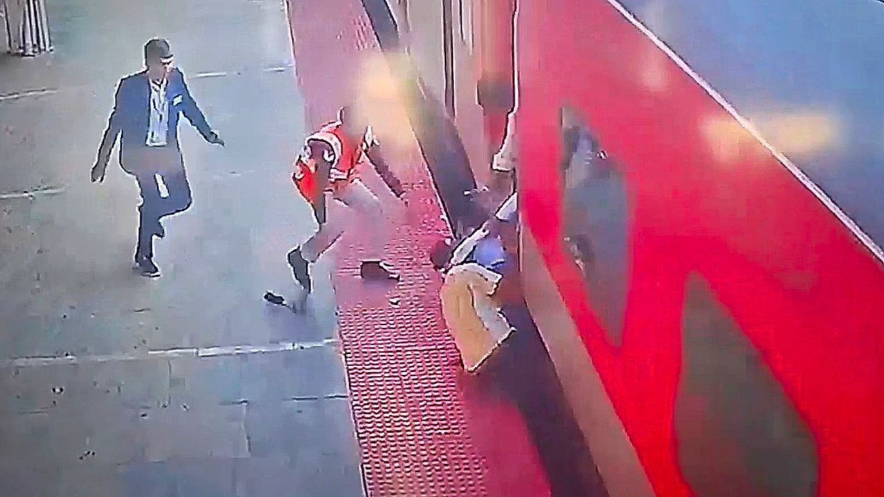 Quick-rescue-saves-child-and-passenger-at-busy-train-station