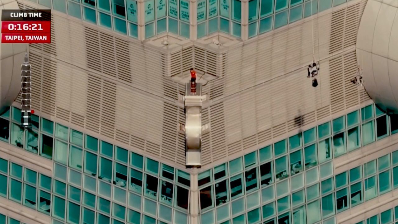 Video: Ohne Sicherung: Extremkletterer erklimmt 500 Meter hohen Wolkenkratzer in Taipei