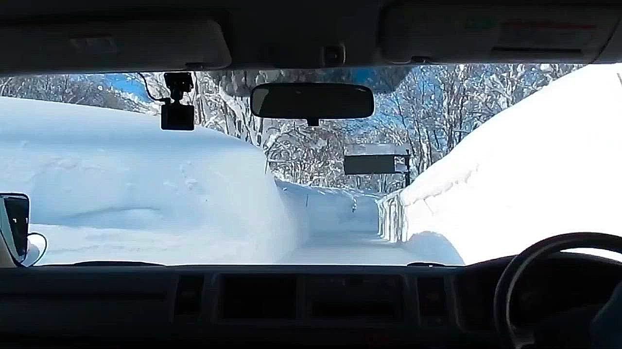 Video: Ice walls transform Japan's mountain road into a towering frozen canyon