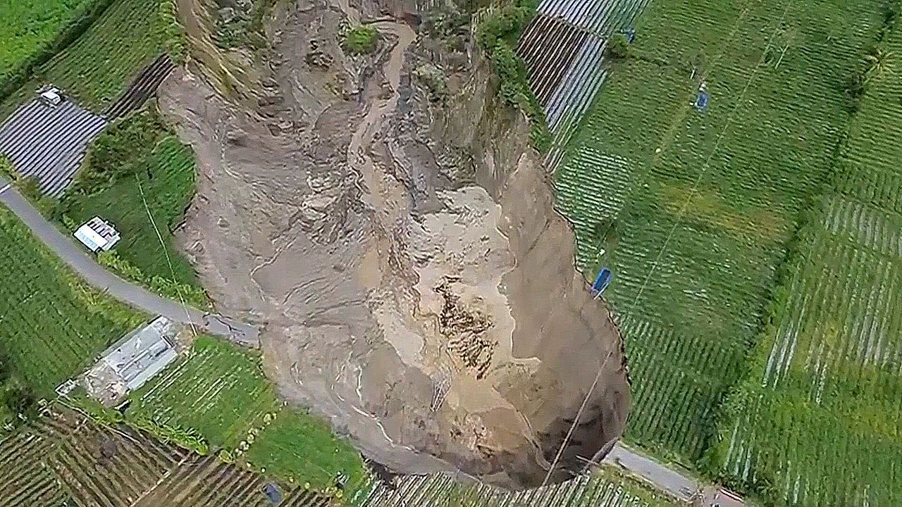 Video: Boden verschluckt Land: Riesiges Senkloch in Indonesien breitet sich aus