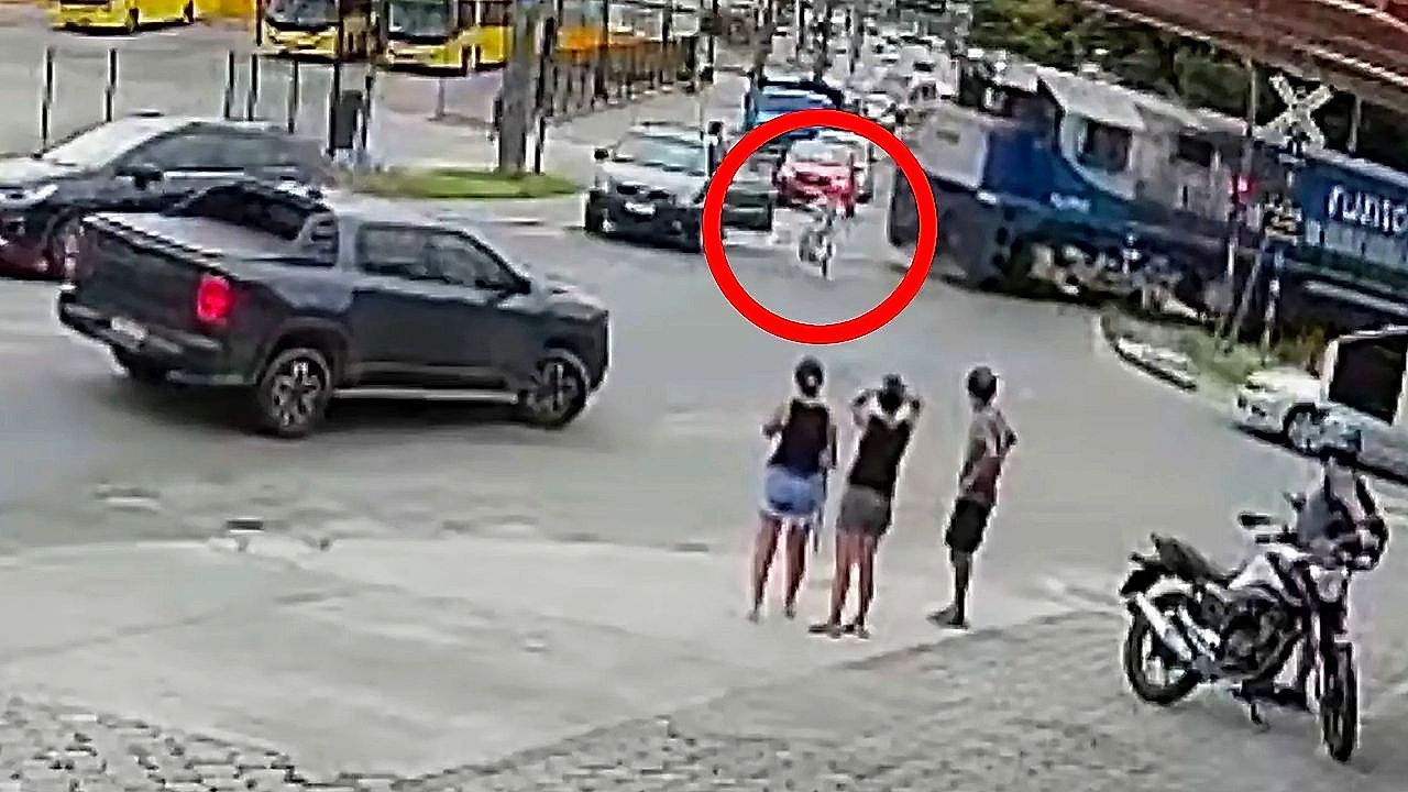 Video: Zug nähert sich: Fahrerin steckt auf Bahnübergang fest – und reagiert gerade noch rechtzeitig