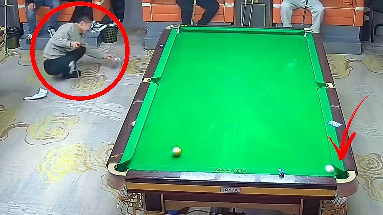Video: Doppel-Foul: Mann rutscht beim Billard-Stoß aus – dann kommt es noch schlimmer