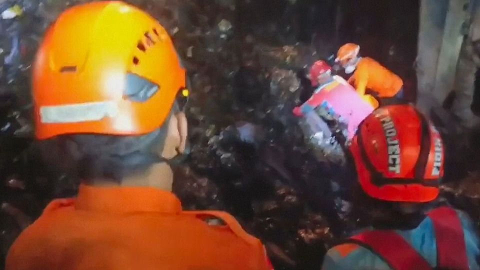 Müll rutscht ab: Mindestens fünf Tote auf riesiger Deponie bei Jakarta