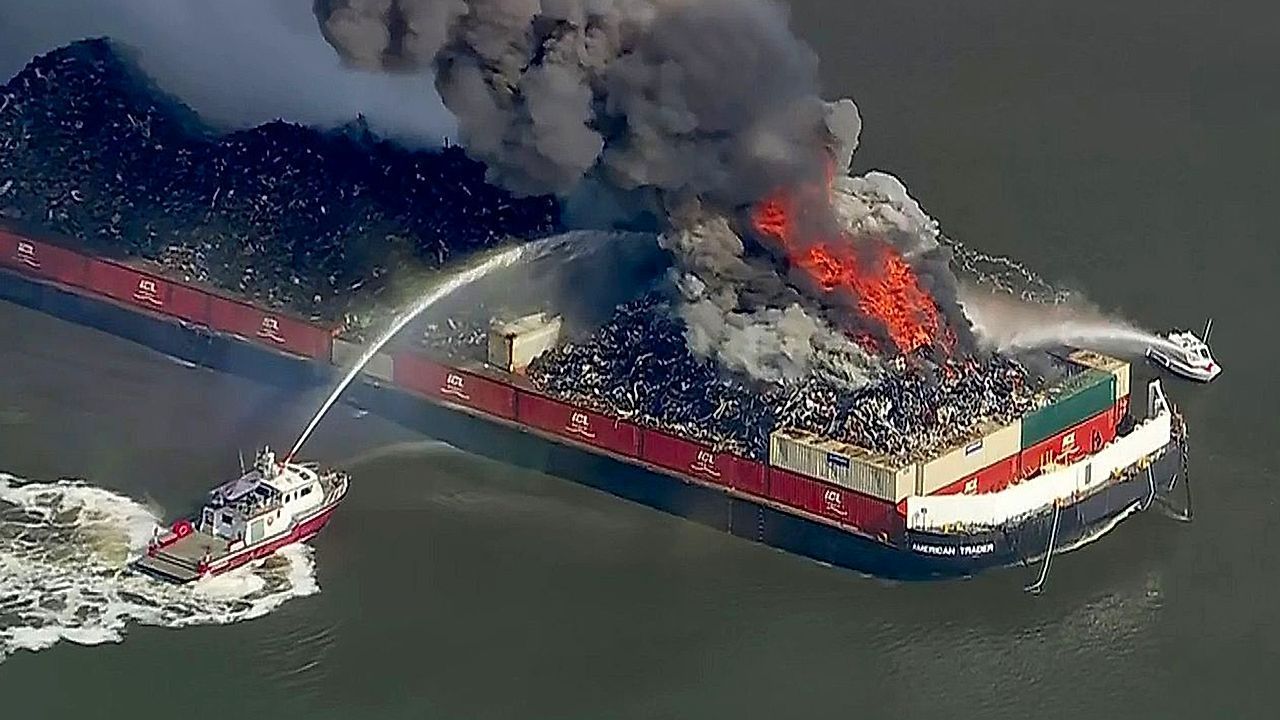 Video: Großbrand auf dem Wasser: Schrottkahn steht in Flammen