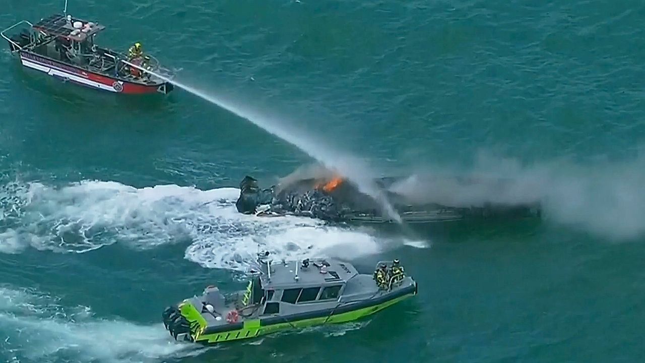 Video: Flammen auf dem Meer: Touristen entkommen brennendem Boot vor Miami Beach