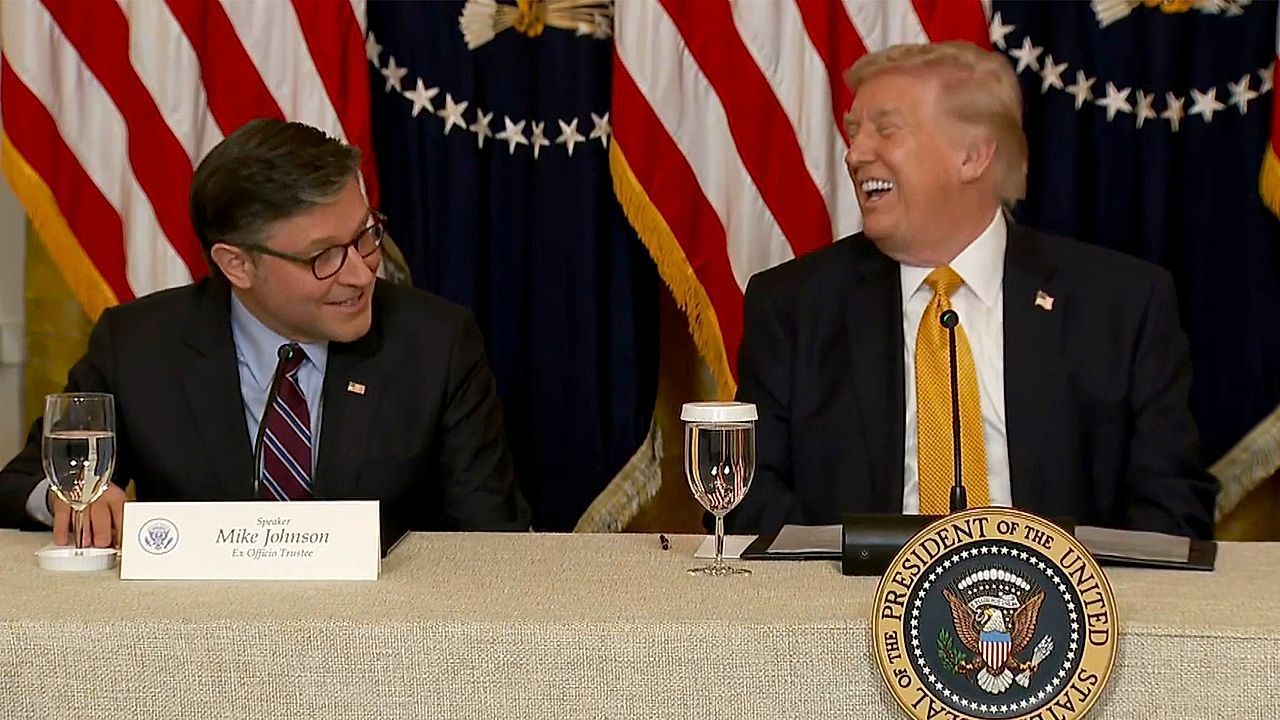 Video: „Er wäre bis Juni tot gewesen“: Trump plaudert private Details von Abgeordneten aus