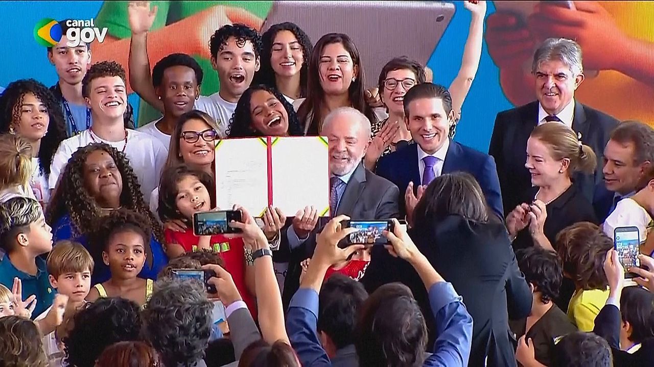 Video: Neues Gesetz in Brasilien: Strengere Regeln für Kinder auf Social Media