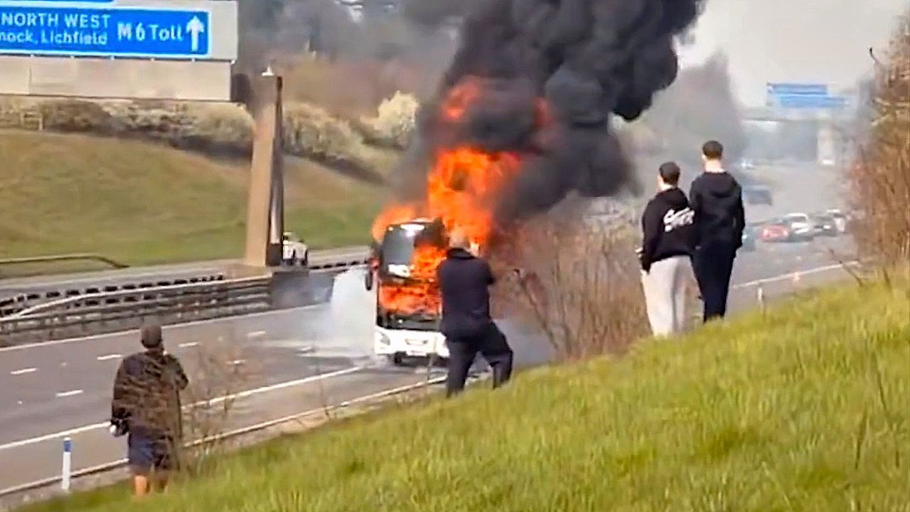 Video: Schrecksekunde vor Finale: Manchester-City-Fanbus brennt auf Autobahn aus