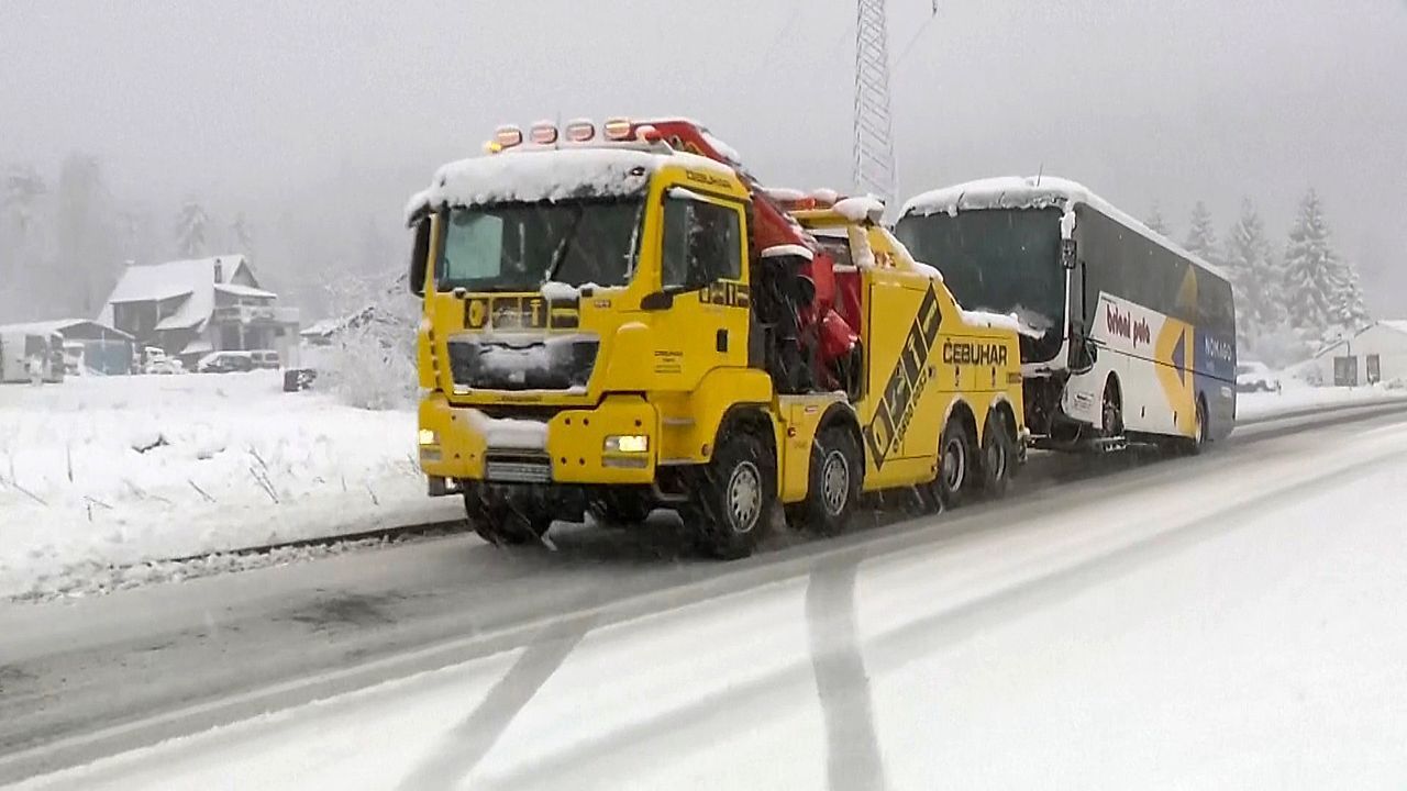 Video: Schneechaos kurz vor Ostern: Kroatien sperrt Autobahnen teilweise