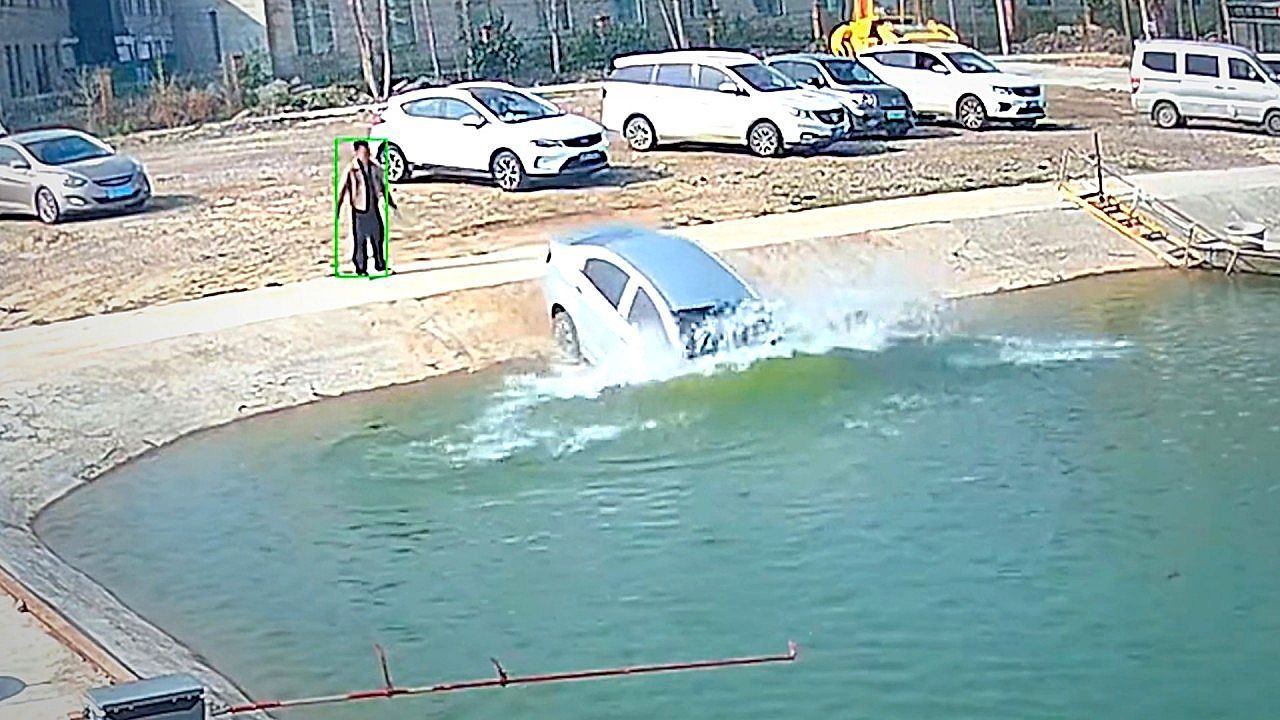 Video: Machtlos am Ufer: Rollendes Auto gleitet trotz Rettungsversuch in den See  