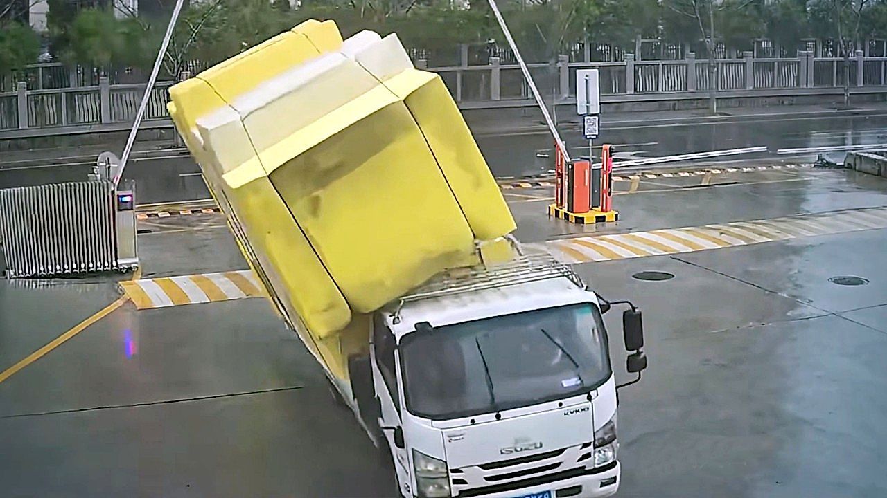 Video: CCTV captures strong winds flipping truck load in China