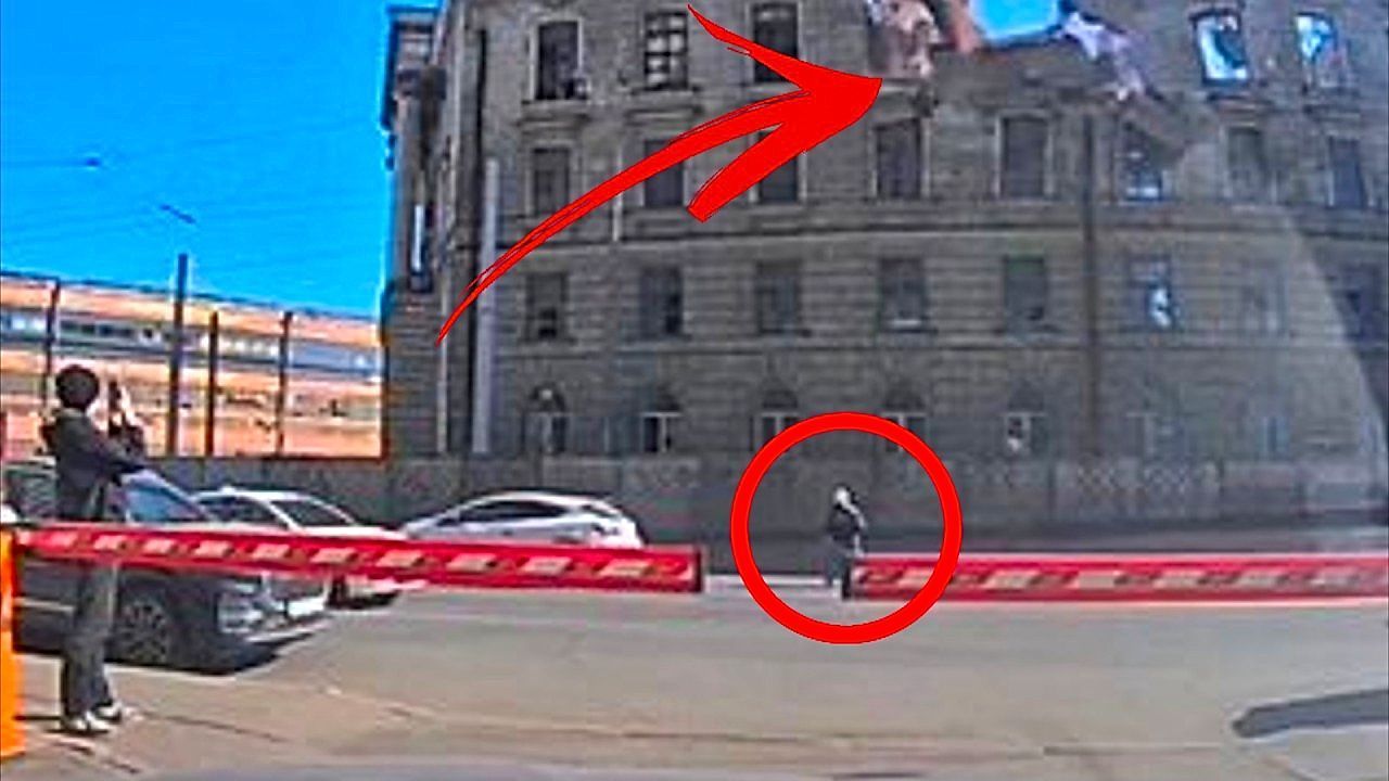 Video: Gefährlicher Abriss: Mauerteile stürzen in St. Petersburg auf belebte Straße