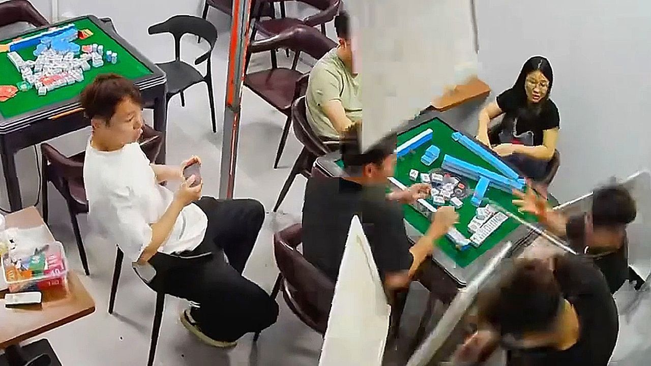 Video: Ungebetener Spielabbruch: Decke kommt bei Mahjong-Runde herunter
