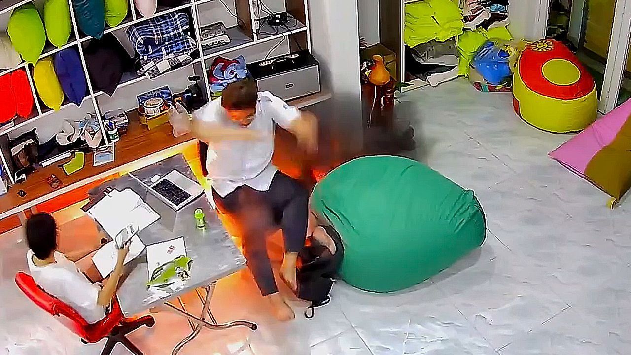 Video: Power bank explodes out of nowhere