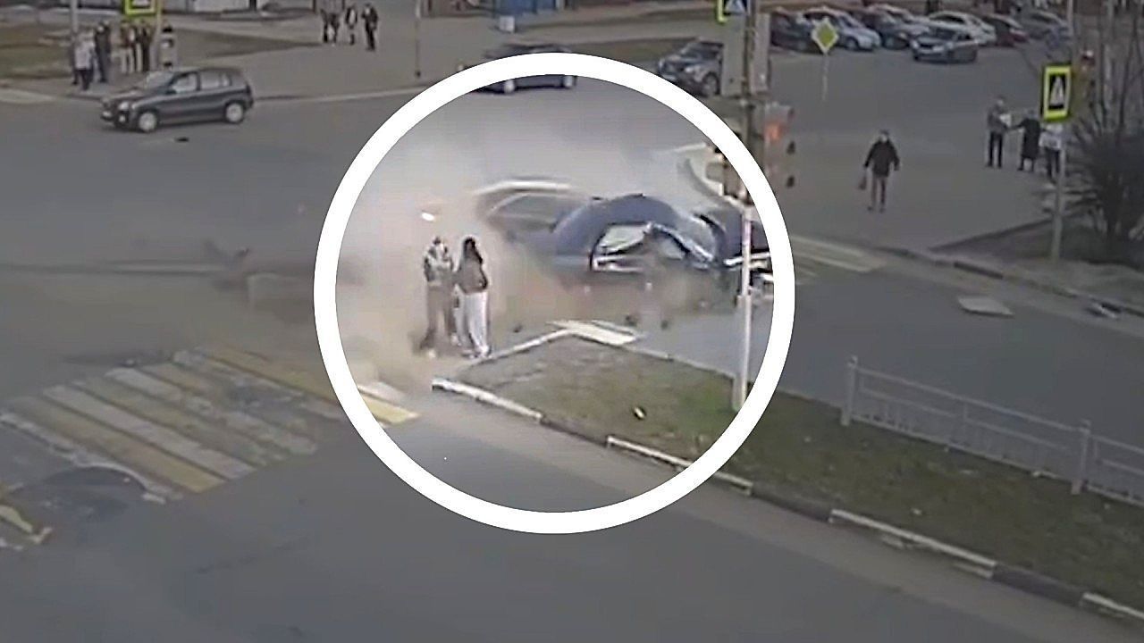 Video: Unfassbar knapp: Junge Frauen auf Kreuzung entgehen Autounfall um Haaresbreite