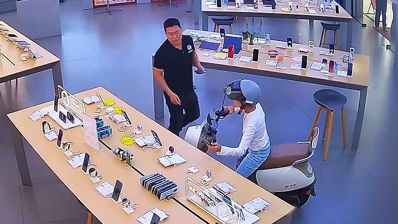Video: Shopping mal anders: Frau fährt mit Roller in Handyladen und kauft Smartphone