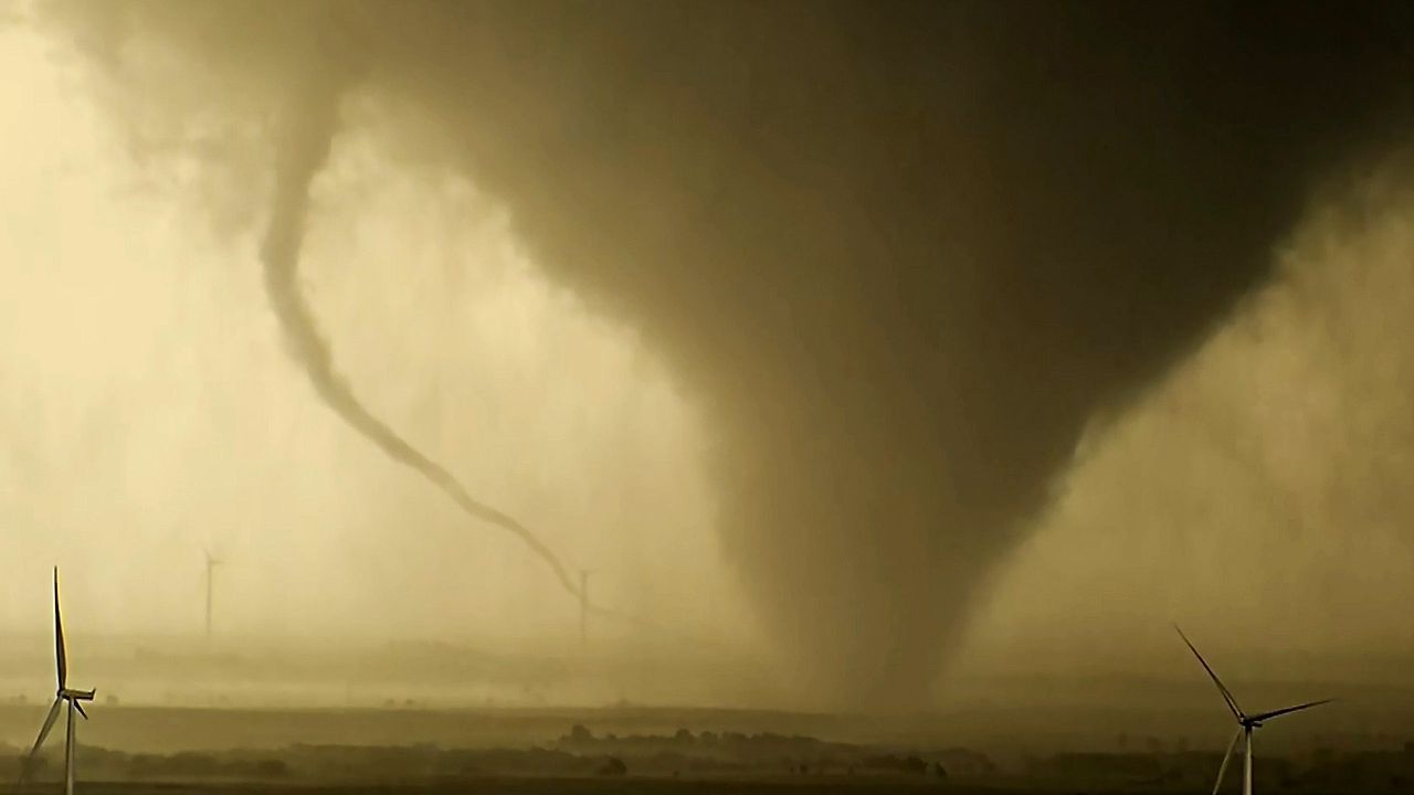 Video: Wirbelsturm-Monster: Seltener Mehrfachtornado trifft Oklahoma