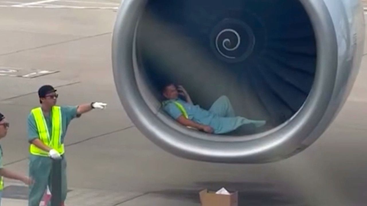 Video: Schräge Mittagspause: Flughafenmitarbeiter macht Nickerchen in Triebwerksgehäuse