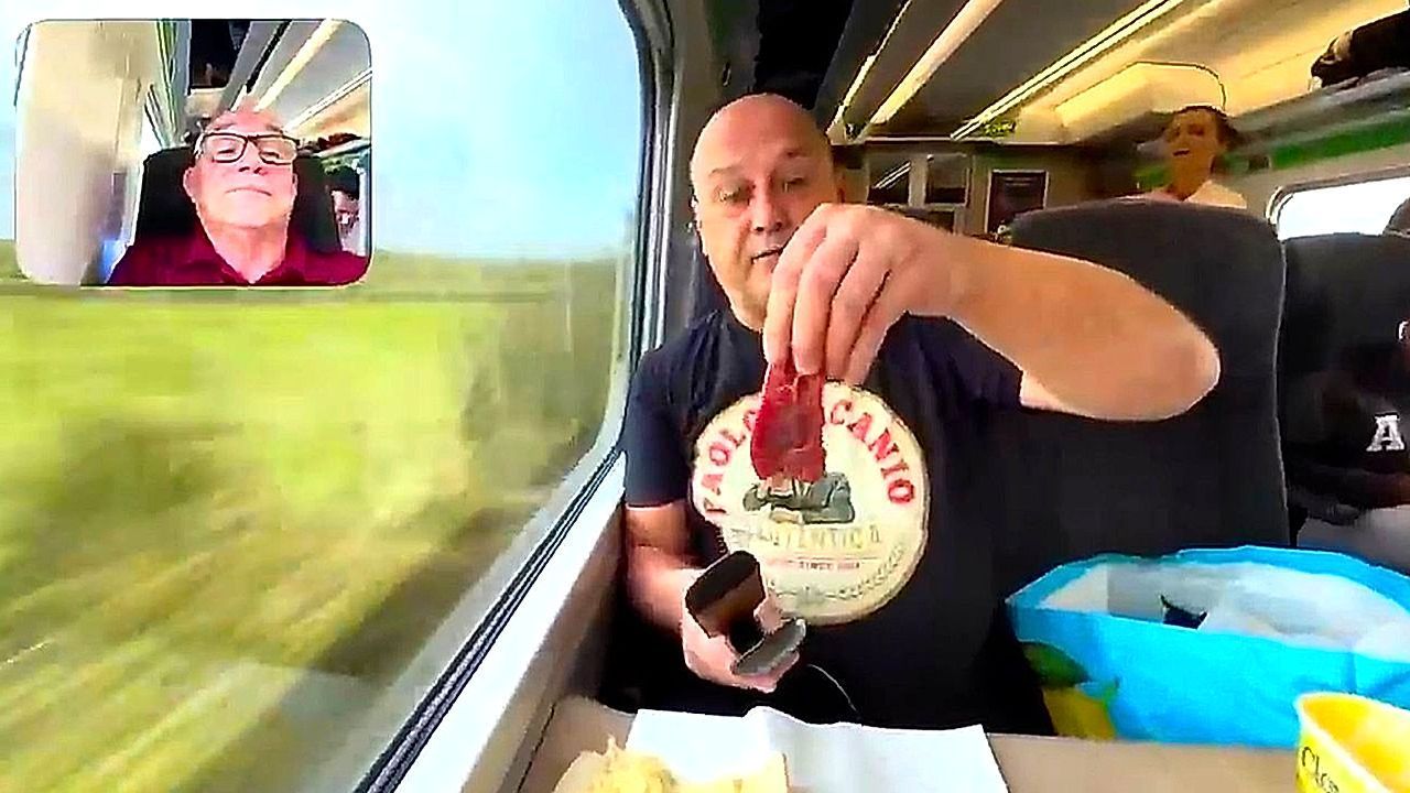 Video: Kulinarische Zugfahrt: Fußballfan grillt Steaks mit Glätteisen