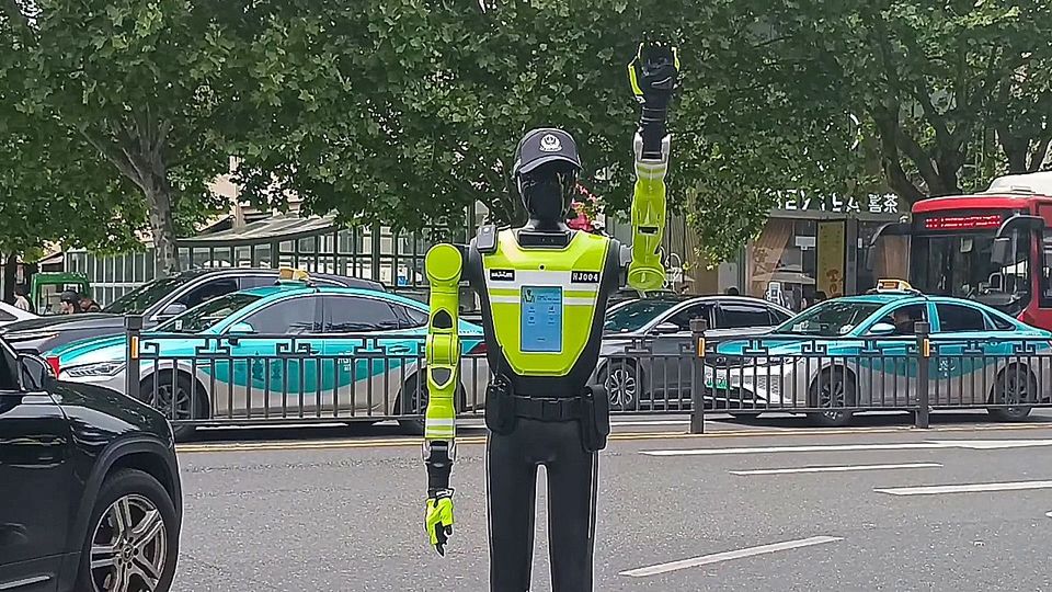 Kollege aus Metall: Roboter-Verkehrspolizisten übernehmen Kreuzungen in Zhejiang