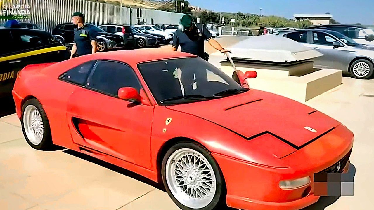 Video: Dreister Betrug: Polizei beschlagnahmt gefälschten Ferrari auf Toyota-Chassis