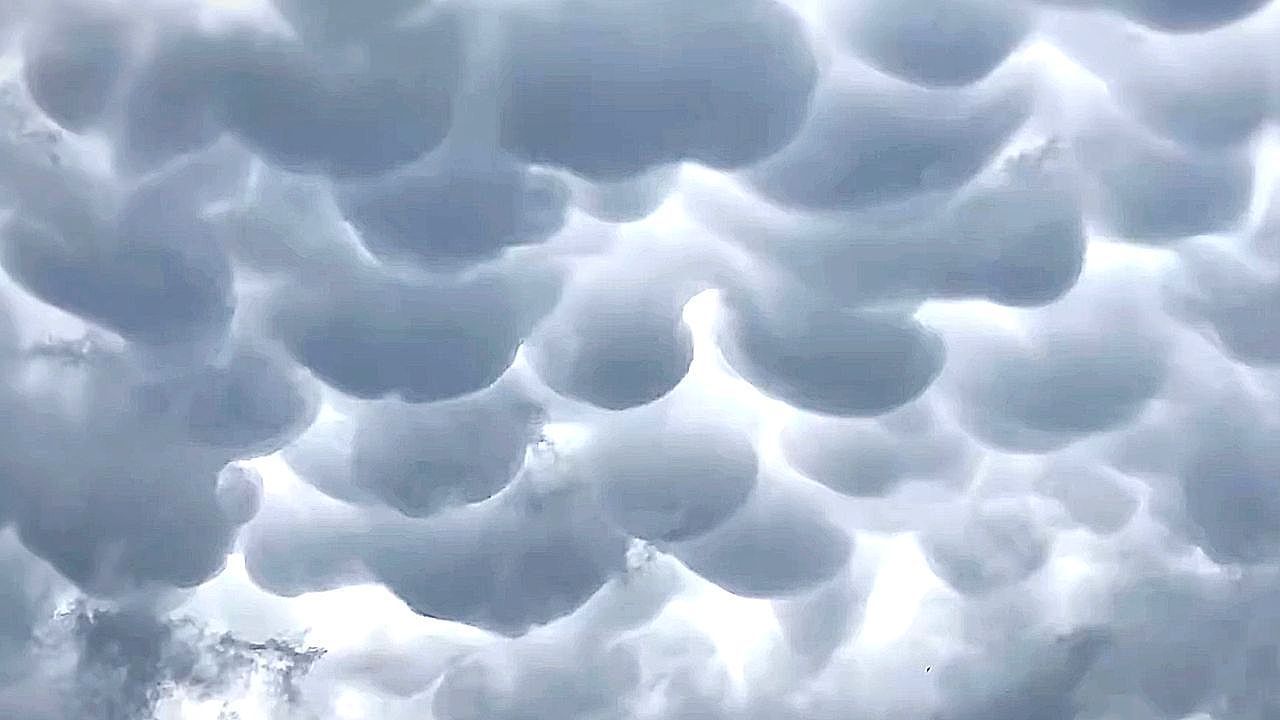 Video: Beutelwolken am Gewitterhimmel: Seltene Mammatus-Wolken über Texas