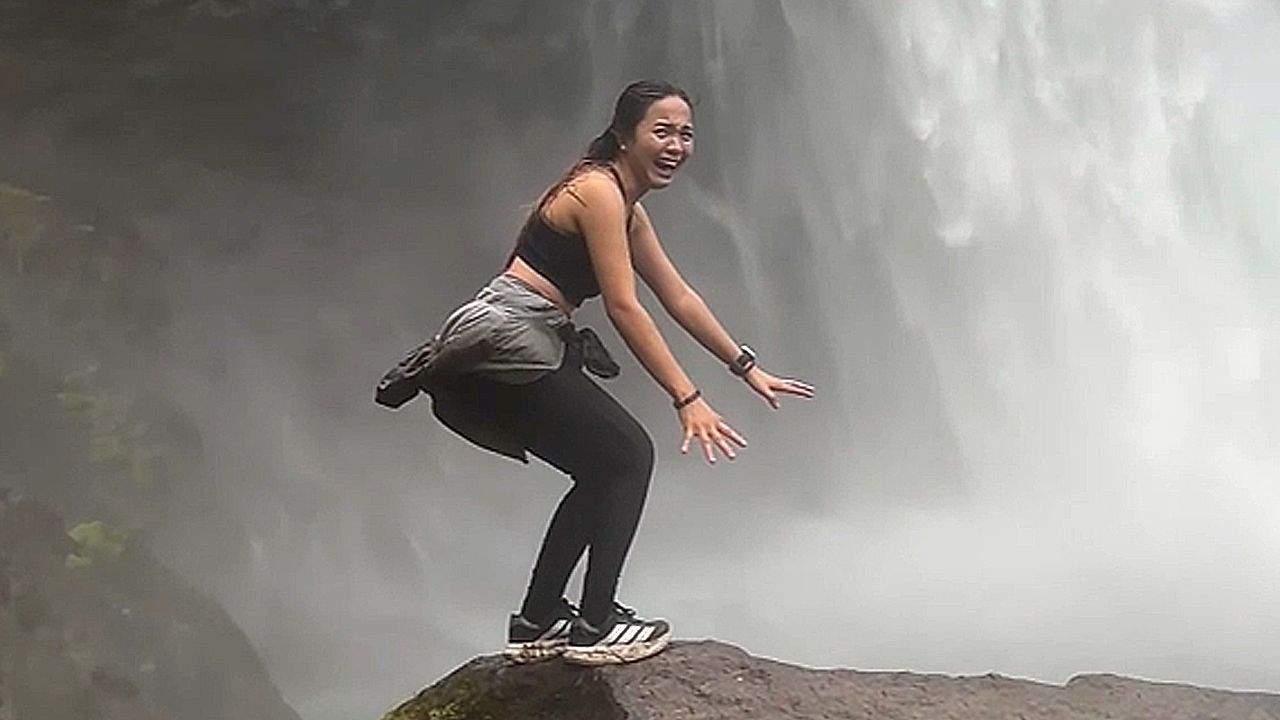 Video: Wasserfall-Wirbel: Frau ringt auf den Philippinen um die Foto-Pose